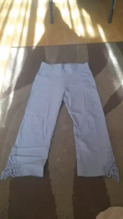 Pantalones de mujer con encaje en el bajo - miniatura 1