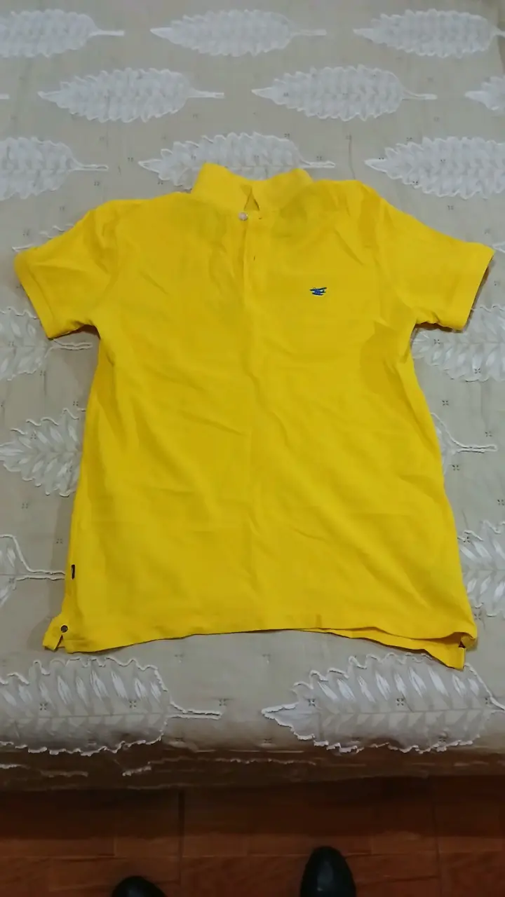 Polera amarilla de hombre con logo bordado