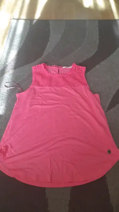 Blusa sin mangas rosa con encaje - miniatura 1
