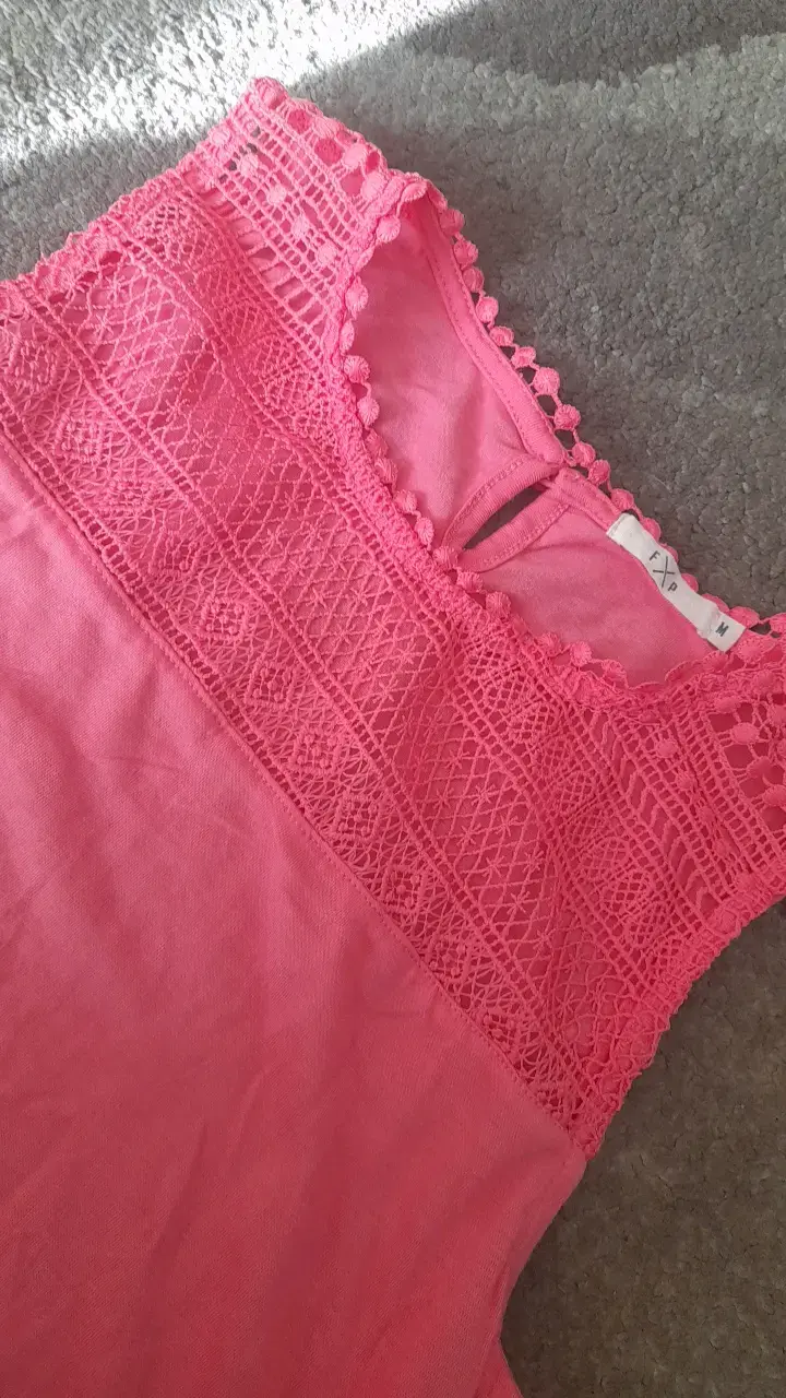 Blusa sin mangas rosa con encaje - 2