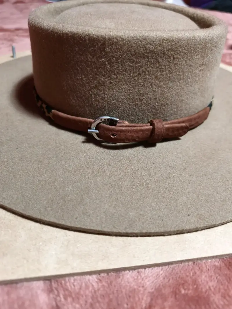 Sombrero de paño beige con cinta de cuero