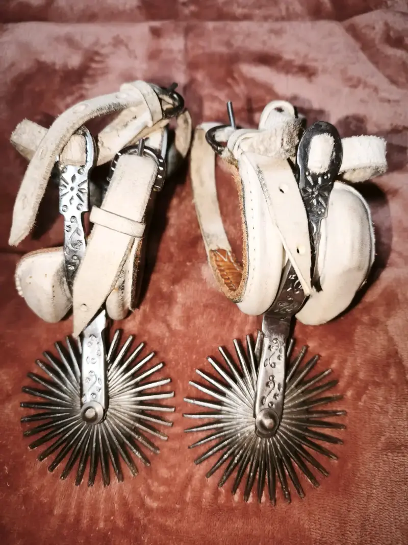 Espuelas de acero con correas de cuero