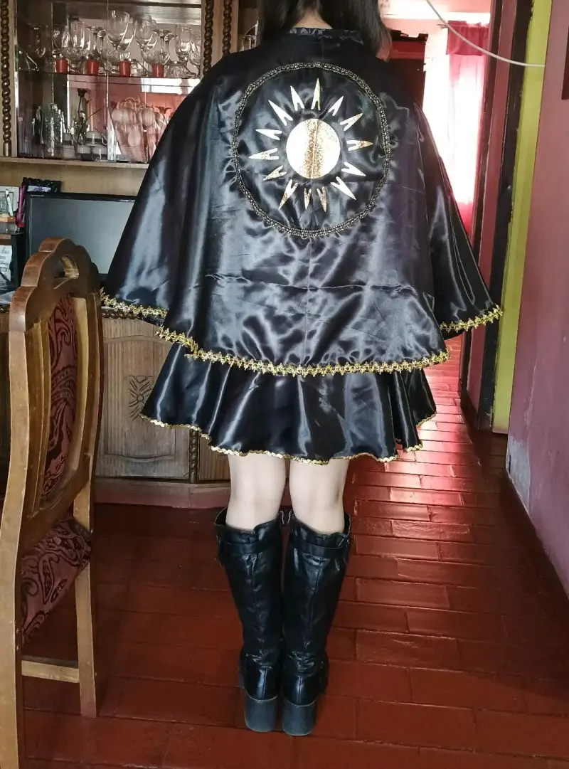Disfraz de danza folclórica con detalles dorados - 3