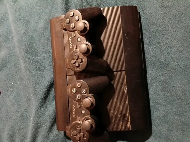 Consola Sony PlayStation 3 con dos controles - 1