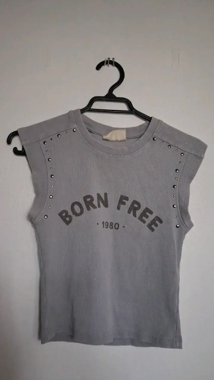 Polera gris con tachas 'Born Free'