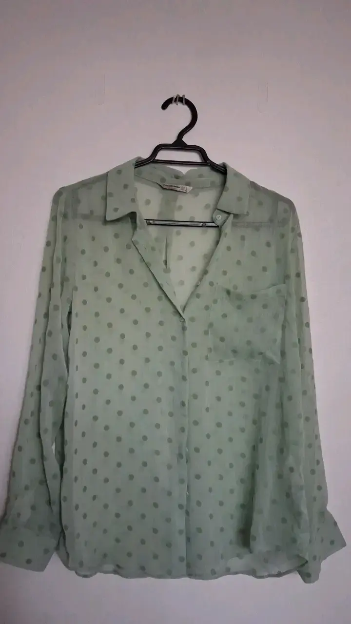 Blusa verde de gasa con lunares