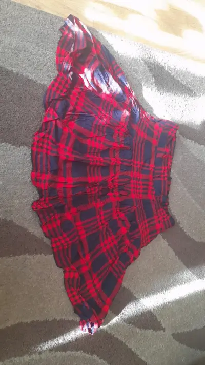 Falda corta escocesa roja y negra - miniatura 2