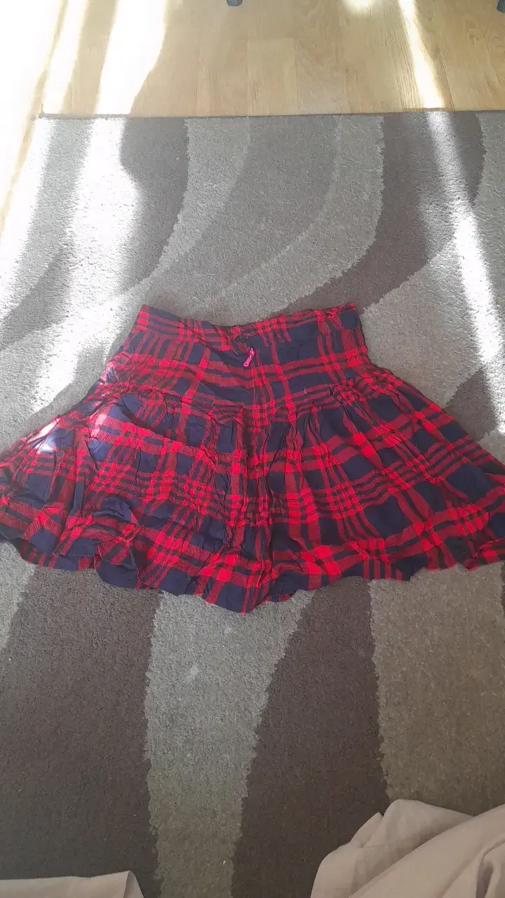 Falda corta escocesa roja y negra - 3