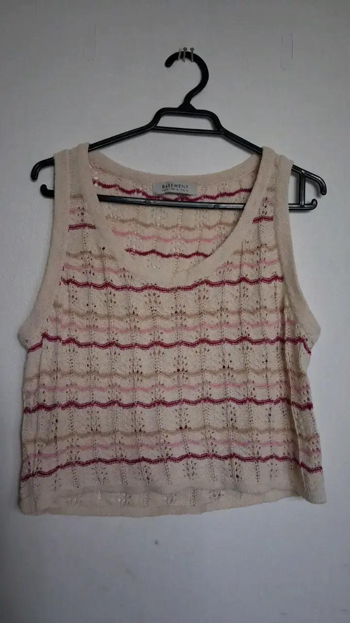 Chaleco tejido sin mangas Basement beige y rojo