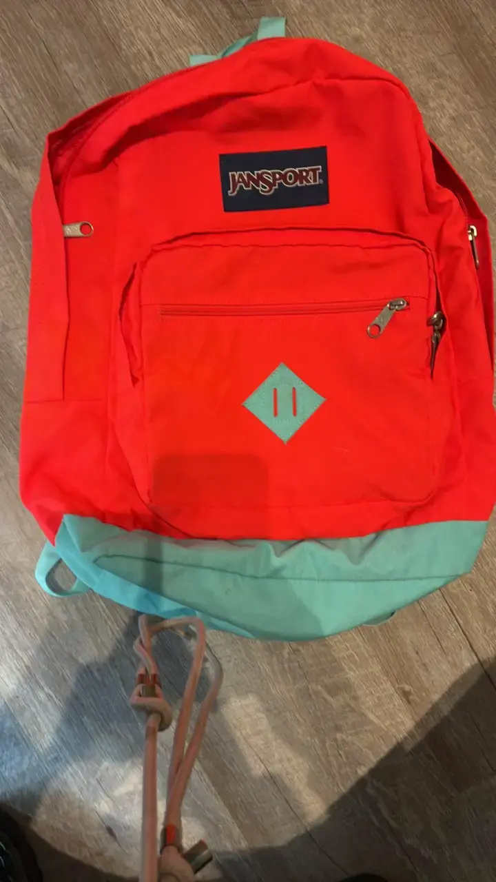 Mochila Jansport roja y verde en buen estado - 1