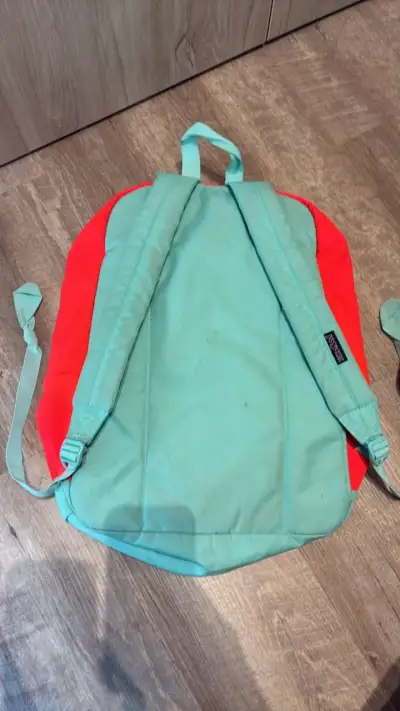 Mochila Jansport roja y verde en buen estado - miniatura 2
