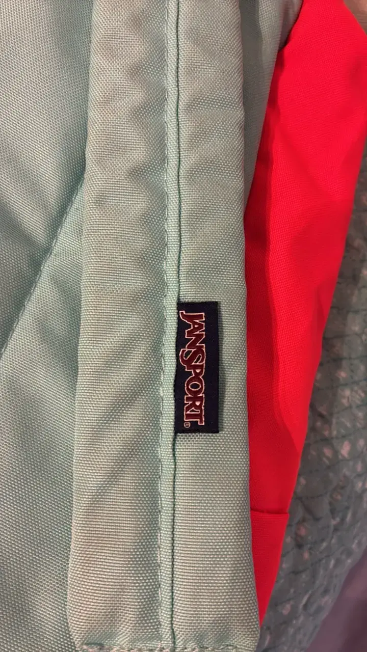 Mochila Jansport roja y verde en buen estado - 4