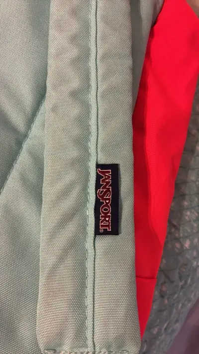 Mochila Jansport roja y verde en buen estado - miniatura 4