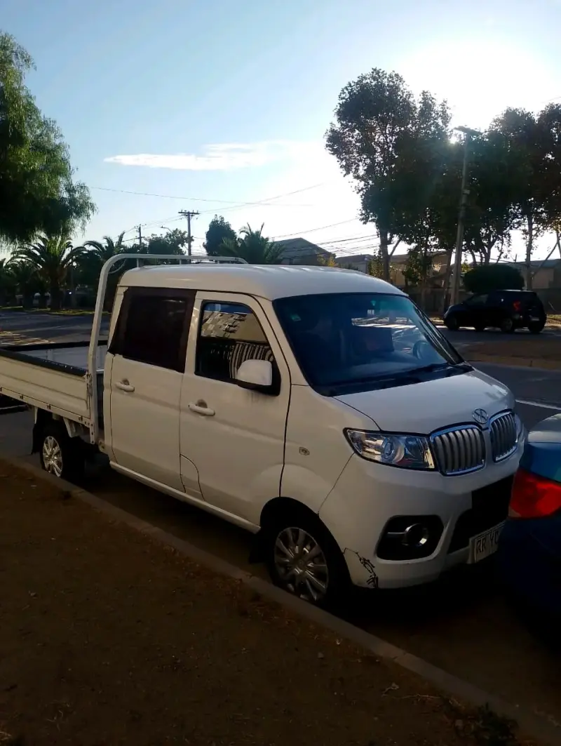 Camioneta pickup blanca en buen estado - 1