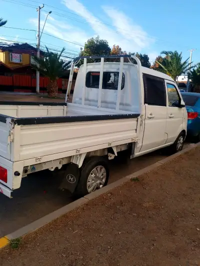 Camioneta pickup blanca en buen estado - miniatura 2