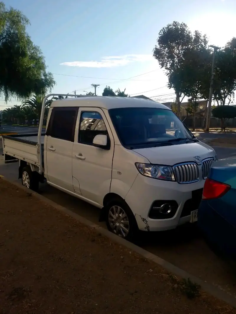 Camioneta pickup blanca en buen estado - 3