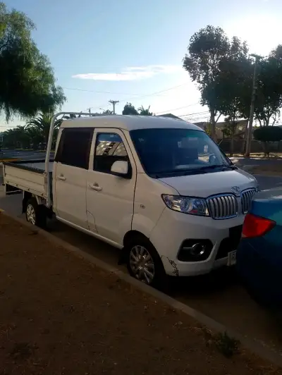 Camioneta pickup blanca en buen estado - miniatura 3