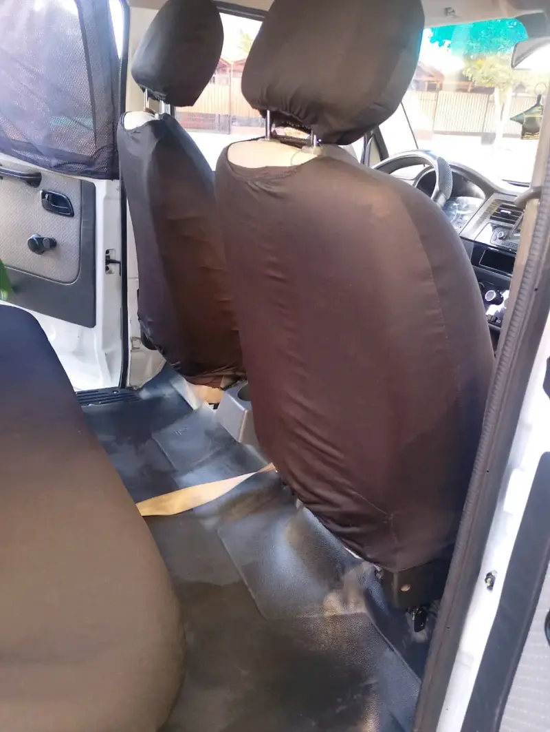 Camioneta pickup blanca en buen estado - 4