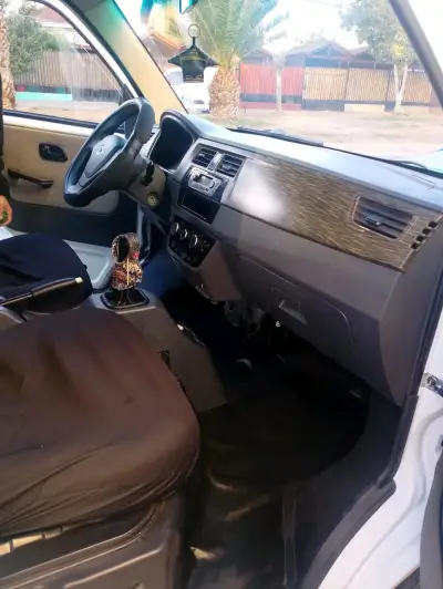Camioneta pickup blanca en buen estado - miniatura 5