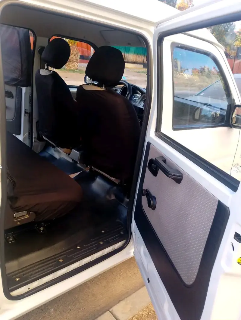 Camioneta pickup blanca en buen estado - 6