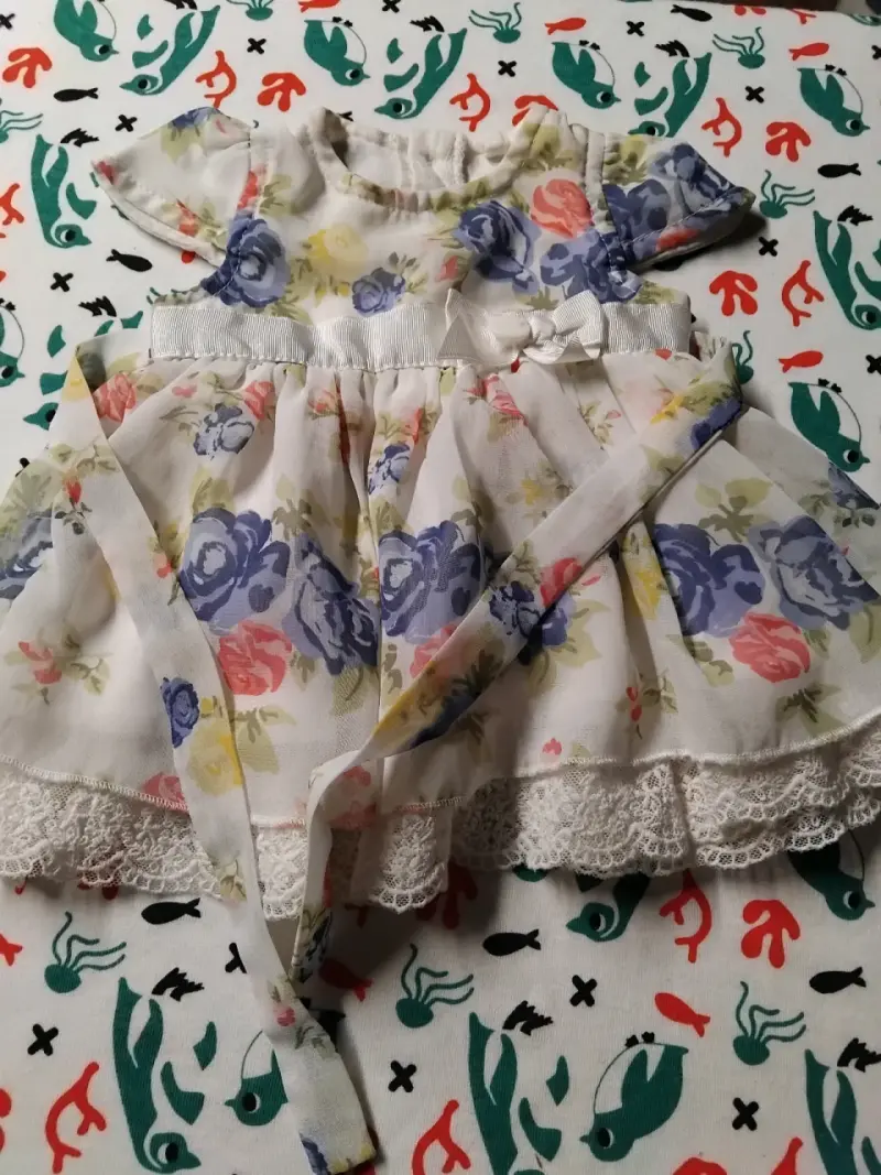 Vestido de bebé con estampado floral y encaje