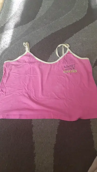 Camiseta sin mangas rosa con diseño divertido - miniatura 1