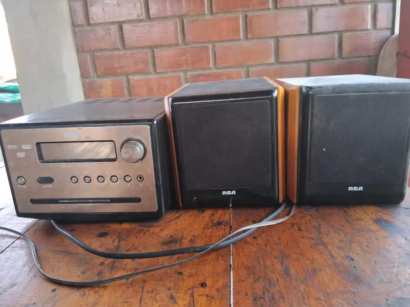 Sistema de sonido RCA con reproductor de DVD