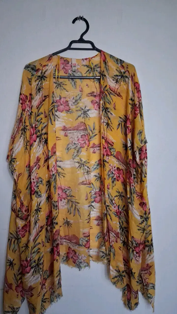 Kimono floral amarillo para mujer