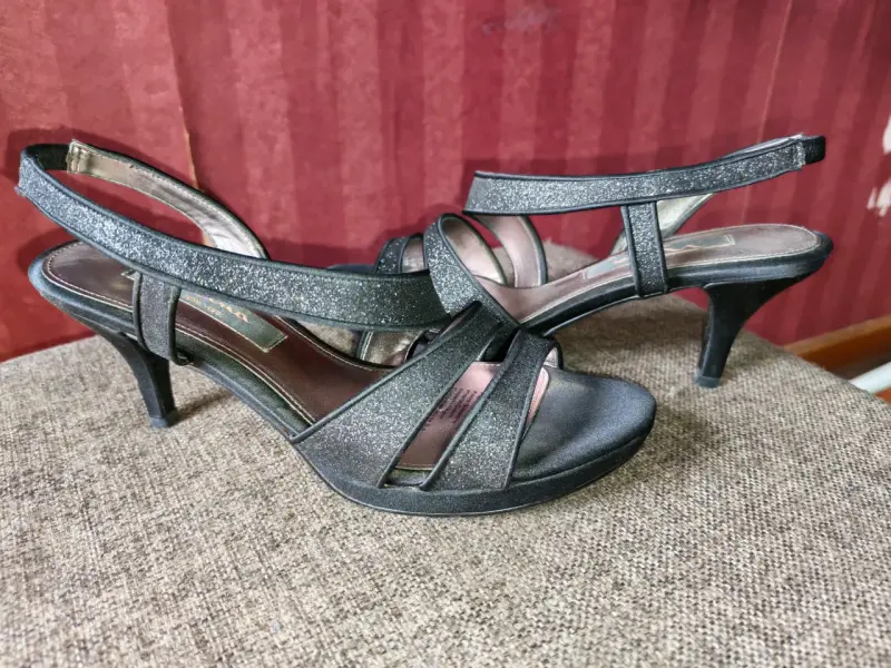 Sandalias de tacón negras brillantes para mujer - 1