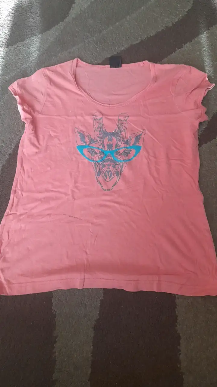 Polera rosa con estampado de jirafa - 1
