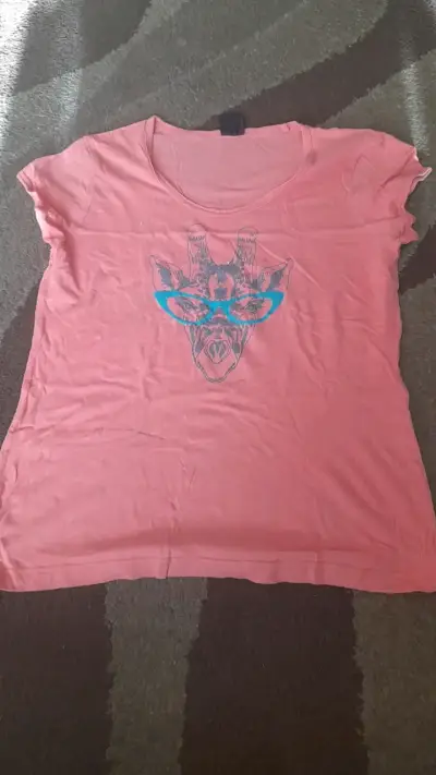 Polera rosa con estampado de jirafa - miniatura 1