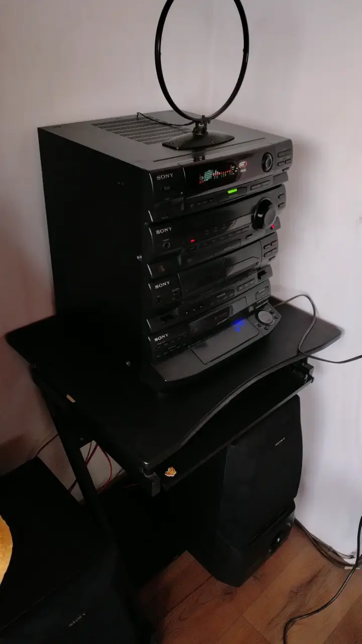 Equipo de sonido Sony con parlantes - 1