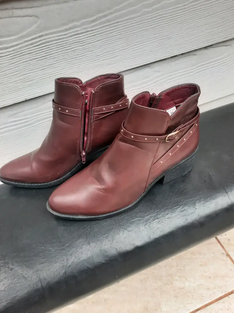 Botines de cuero marrón con hebilla y tachas - 1