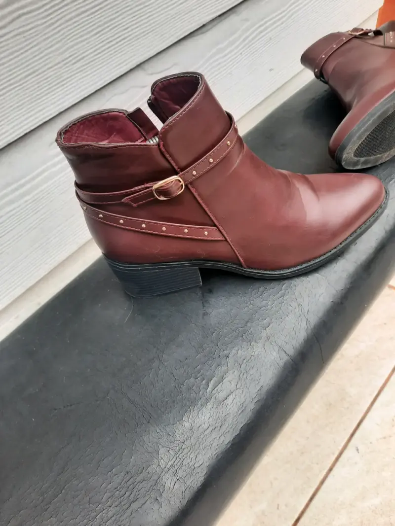 Botines de cuero marrón con hebilla y tachas - 2