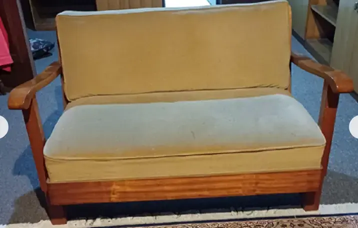Sofá de madera con cojines beige - 1