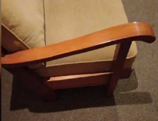 Sofá de madera con cojines beige - 3