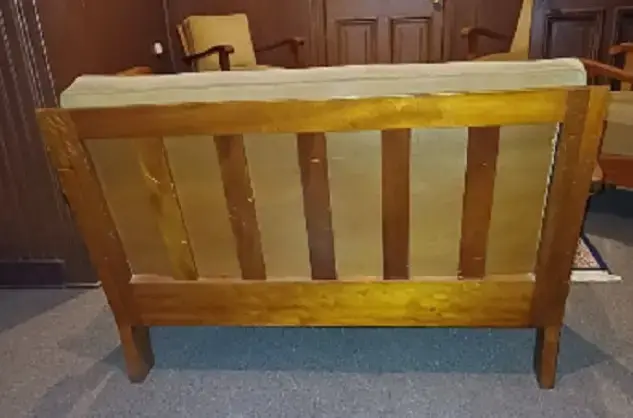 Sofá de madera con cojines beige - 4