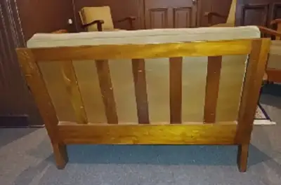 Sofá de madera con cojines beige - miniatura 4
