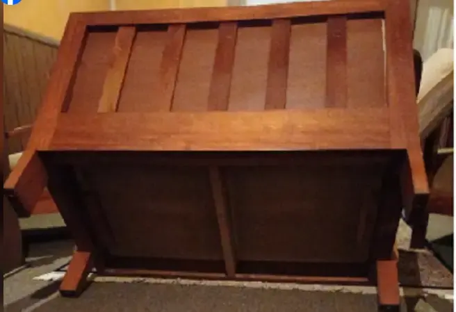 Sofá de madera con cojines beige - 5