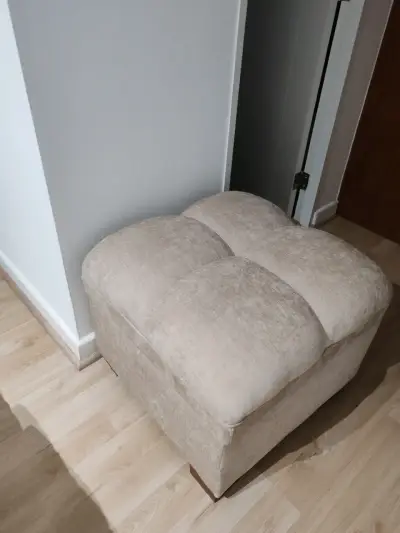 Puff beige con almacenamiento interior - miniatura 1