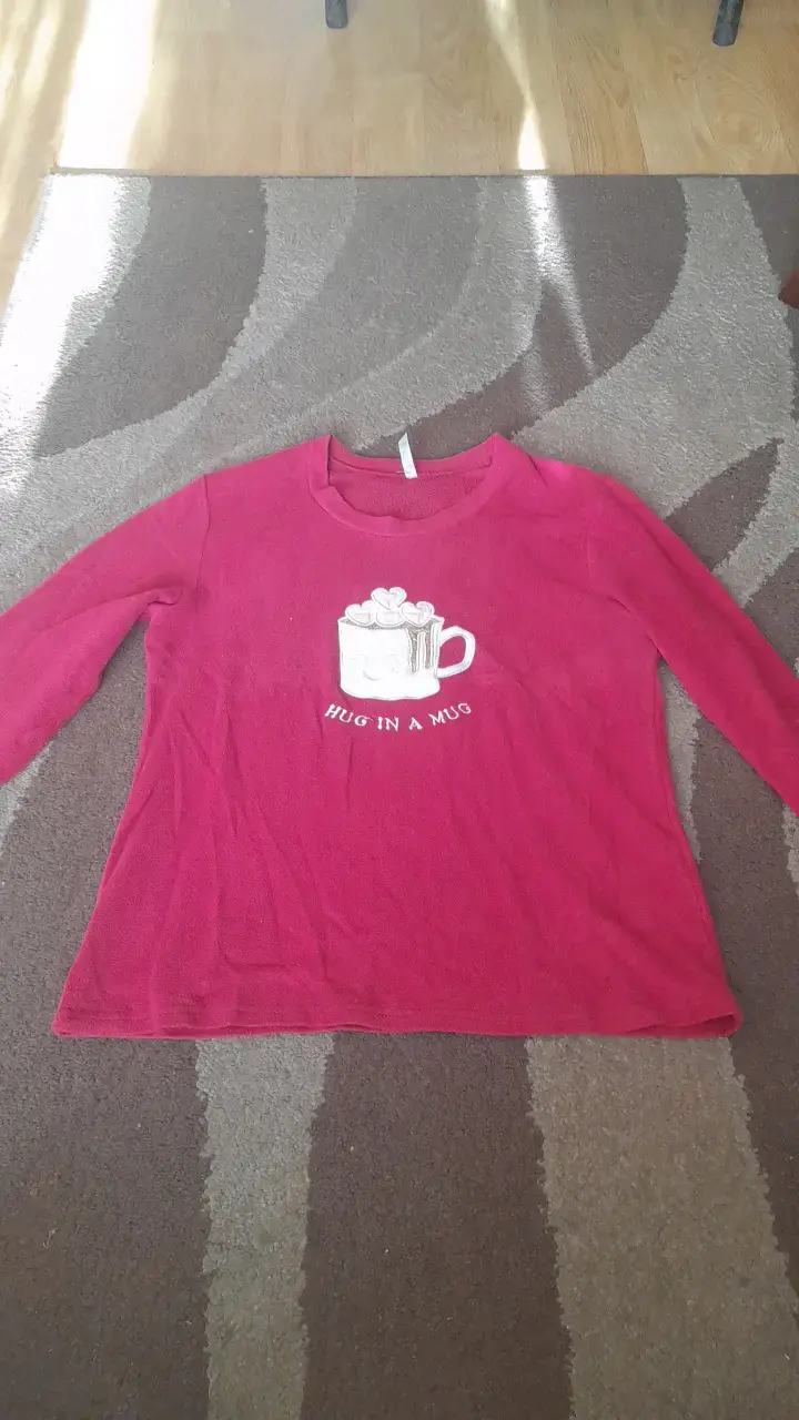 Polera manga larga roja con diseño 'Hug in a Mug' - 1