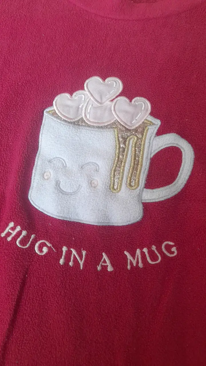 Polera manga larga roja con diseño 'Hug in a Mug' - 2
