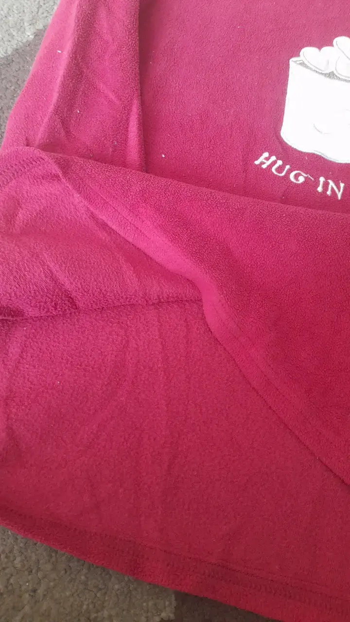 Polera manga larga roja con diseño 'Hug in a Mug' - 4