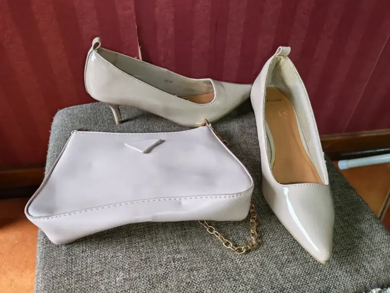 Zapatos de tacón palo rosa con cartera a juego