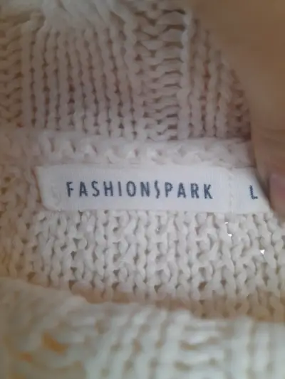 Suéter de lana beige FashionSpark con cuello alto - miniatura 2