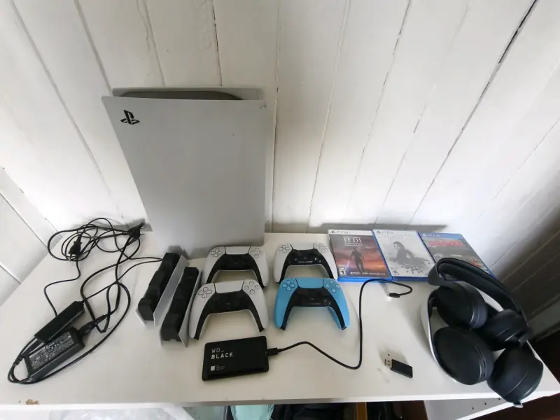 Consola PlayStation 5 con accesorios y juegos - 2