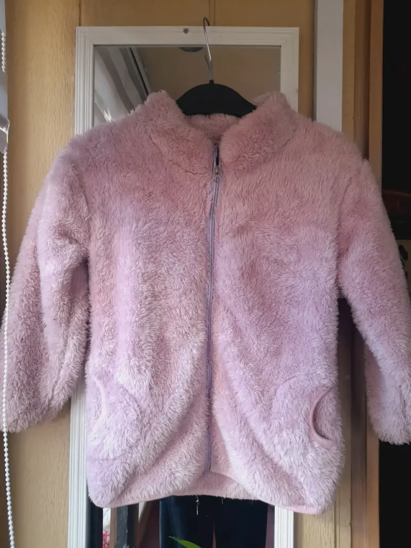 Chaqueta de felpa rosada para niña