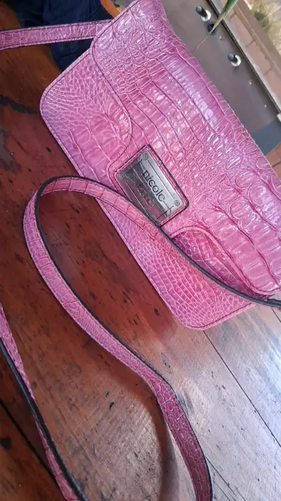 Cartera rosa Nicolemiller con textura de cocodrilo - miniatura 1