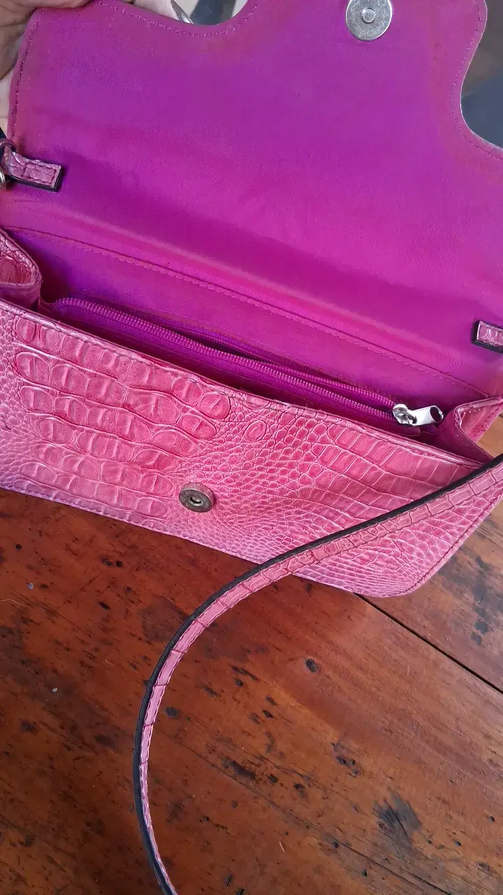 Cartera rosa Nicolemiller con textura de cocodrilo - 2