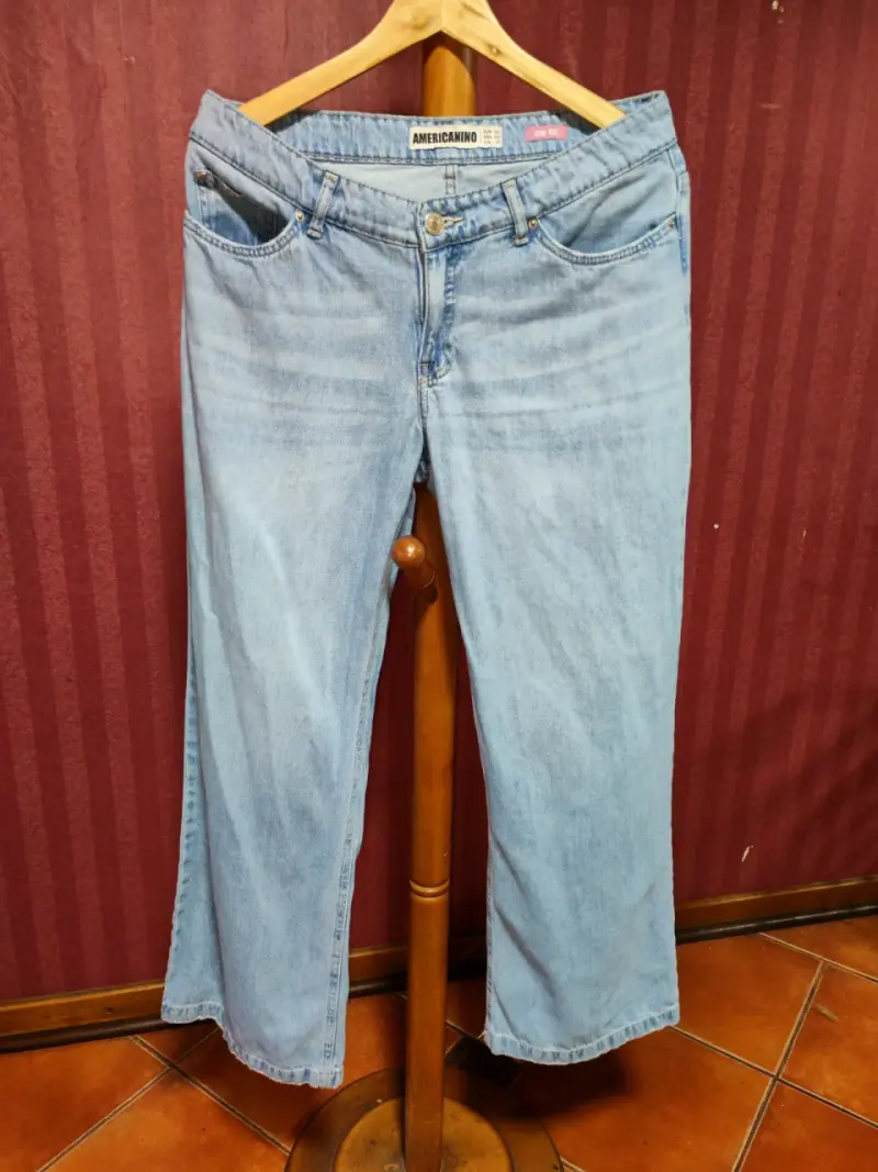 Jeans Americanino azul claro tiro medio.